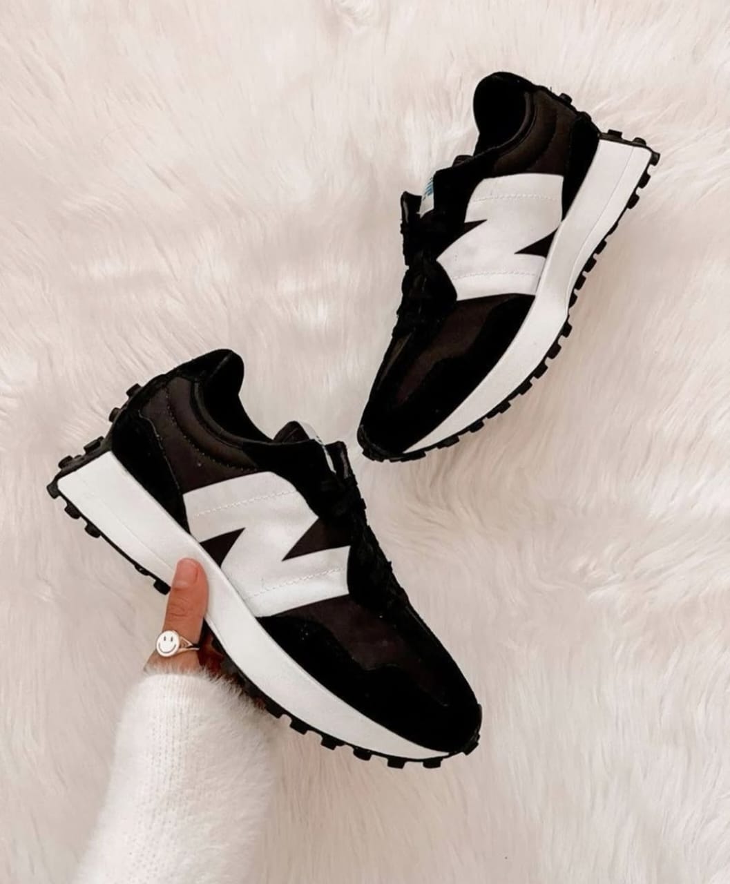⚡️327 – Black White