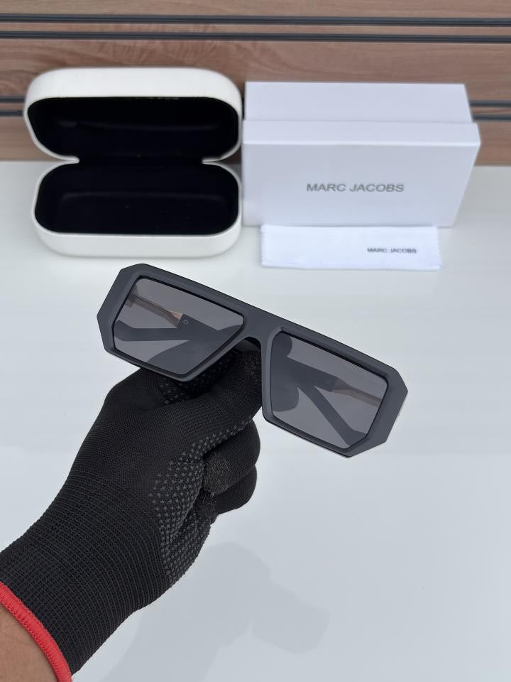 Marc Jacobs 8725 Black – Bold Luxury Statement